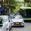 Xe buýt gặp khó khăn khi vào đón trả khách do bị các xe ôtô cá nhân đỗ chắn lối ra, vào đón khách. (Ảnh: Nguyễn Kế Tùng/TTXVN phát)