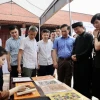 Các đại biểu tham quan một gian hàng tại Không gian trưng bày tái hiện Chợ tranh Đông Hồ. (Ảnh: Đỗ Huyền/ TTXVN)
