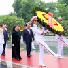 Lãnh đạo Đảng và Nhà nước đến đặt vòng hoa tưởng niệm các Anh hùng liệt sỹ. (Ảnh: An Đăng/TTXVN)
