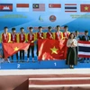 Ban Tổ chức trao Huy chương cho các đoàn. (Ảnh: Hoàng Ngọc/TTXVN)