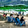 Khách du lịch tại đảo Phuket, Thái Lan. (Ảnh: AFP/TTXVN)