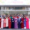 Tổng Giám đốc TTXVN Vũ Việt Trang (giữa) chụp ảnh lưu niệm cùng các nữ công đoàn viên TTXVN. (Nguồn: TTXVN)