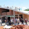Công nhân chuẩn bị tháo dỡ các hạng mục bên ngoài. (Ảnh: Chu Quốc Hùng/ TTXVN)
