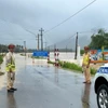 Lực lượng cảnh sát giao thông đảm bảo giao thông ở những vị trí xung yếu. (Ảnh: TTXVN phát)
