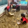Lũ quét khiến nhiều đất đá, bùn tràn vào Trường Phổ thông dân tộc bán trú Tiểu học Lượng Minh (bản Minh Tiến, xã Lượng Minh, huyện Tương Dương) khiến sách vở, đồ dùng phục vụ dạy học bị hư hỏng. (Ảnh: TTXVN phát)