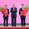 Tổng Bí thư, Chủ tịch nước Tô Lâm trao Quyết định phân công nhiệm vụ của Bộ Chính trị và tặng hoa chúc mừng các đồng chí Trần Lưu Quang (bên trái), Trưởng Ban Kinh tế Trung ương và Mai Văn Chính (bên phải), Trưởng Ban Dân vận Trung ương. (Ảnh: Trí Dũng/TTXVN)