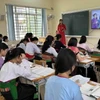 Kết hợp lý thuyết và thực hành giúp học sinh miền núi dễ dàng tiếp thu kiến thức. (Ảnh: Việt Hoàng/TTXVN)