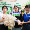 Các bạn trẻ hào hứng với trải nghiệm "siêu xanh, siêu xinh" đến từ Vinamilk