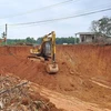 Phương tiện đào múc đất rừng sản xuất trái phép quy mô lớn ở thôn Bến Hà, xã Linh Trường, huyện Gio Linh, tỉnh Quảng Trị. (Ảnh: Nguyên Lý/TTXVN)
