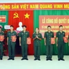 Lãnh đạo Bộ Chỉ huy Bộ đội Biên phòng tỉnh Ninh Thuận trao quyết định cho các chiến sỹ Đồn Biên phòng cửa khẩu cảng Cà Ná. (Ảnh: Công Thử/ TTXVN)