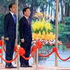 Chủ tịch nước Võ Văn Thưởng và Tổng thống Indonesia Joko Widodo nghe quân nhạc cử Quốc thiều hai nước. (Ảnh: Lâm Khánh/TTXVN)