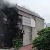 Người dân thoát ra khỏi vụ cháy ở Hà Đông.