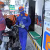 Mua bán xăng dầu tại một điểm kinh doanh trên địa bàn Hà Nội. (Ảnh: Trần Việt/TTXVN)