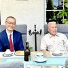 Bác Lê Đức Dương (bên phải) chia sẻ với Đại sứ Vũ Quang Minh và đoàn công tác Đại sứ quán những kỷ niệm về hai lần được gặp Bác Hồ. (Ảnh: Phương Hoa/TTXVN)