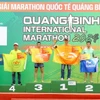 Phó Chủ tịch Ủy ban Nhân dân tỉnh Quảng Bình Hoàng Xuân Tân trao Giải đồng đội cho các câu lạc bộ, đơn vị có thành tích xuất sắc. (Ảnh: TTXVN phát)
