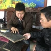 Bản khắc mộc bản kinh Phật được các nghệ nhân lưu giữ hàng trăm năm. (Ảnh: Tiến Vĩnh/TTXVN)