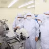 Thủ tướng Phạm Minh Chính thăm dây chuyền sản xuất chíp bán dẫn của Công ty TNHH Hana Micro Vina. (Ảnh: Dương Giang/TTXVN)