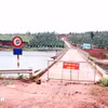 Cảnh báo sạt lở trên thân đập hồ chứa Đắk N’ting. (Ảnh: Minh Hưng/TTXVN)