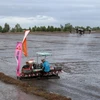 Trình diễn các phương tiện, thiết bị kỹ thuật gieo sạ lúa tại Hợp tác xã Phú Hòa, xã Tân Hội, huyện Tân Hiệp (Kiên Giang). (Ảnh: Lê Huy Hải/ TTXVN)
