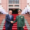 Bộ trưởng Quốc phòng Phan Văn Giang đón Bộ trưởng Quân đội Pháp Sébastien Lecornu. (Ảnh: Trọng Đức/ TTXVN)