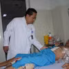 Bác sỹ Chuyên khoa II Nguyễn Văn Hải Vân khám cho bệnh nhân sau phẫu thuật. (Ảnh: Văn Dũng/TTXVN)