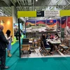 Gian hàng của Thương vụ Việt Nam tại Anh trưng bày và giới thiệu các dòng sản phẩm đồ gỗ, mỹ nghệ. (Ảnh: Phong Hà/TTXVN)