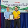 Ông Trần Phương Đại, Giám đốc kinh doanh Bureau Veritas Vietnam (BV) trao Chứng nhận ASC nhóm cho ông Lâm Thái Xuyên (phải), Giám đốc Công ty trách nhiệm hữu hạn Xã hội tôm chứng nhận Minh Phú. (Ảnh: Kim Há/TTXVN)