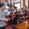 Chủ tịch Quốc hội Vương Đình Huệ với các đối tượng chính sách tỉnh Gia Lai. (Ảnh: Nhan Sáng/TTXVN)