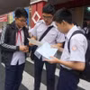 Thí sinh tại điểm thi Trường Trung học cơ sở Colette (quận 3, Thành phố Hồ Chí Minh) trao đổi về bài thi môn tiếng Anh trong kỳ thi vào lớp 10 năm học 2023-2024. (Ảnh: Thu Hoài/TTXVN)