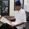 Cựu thanh niên xung phong Nguyễn Đức Cán, sinh năm 1934, xã Hiên Vân, huyện Tiên Du, tỉnh Bắc Ninh bên tấm huy hiệu 55 năm tuổi Đảng. (Ảnh: Thanh Thương/TTXVN)