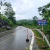 Ủy ban Nhân dân xã Kỳ Tân, huyện Bá Thước (Thanh Hóa) cắm biển cảnh báo nguy hiểm trên đoạn đường bị sụt lún. (Ảnh: TTXVN phát)