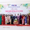 Tổng Giám đốc TTXVN Vũ Việt Trang (giữa) chụp ảnh lưu niệm cùng các nữ công đoàn viên TTXVN. (Nguồn: TTXVN)