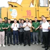 Thủ tướng Phạm Minh Chính thăm người lao động làm việc tại Cửa khẩu quốc tế Hữu Nghị. (Ảnh: Dương Giang/TTXVN)