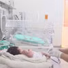 Điều dưỡng chăm sóc trẻ sinh non bị các bệnh lý nặng tại Khoa Sơ sinh, Bệnh viện Sản-Nhi Quảng Ngãi. (Ảnh: TTXVN phát)