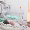 Điều dưỡng chăm sóc trẻ sinh non bị các bệnh lý nặng tại Khoa Sơ sinh, Bệnh viện Sản-Nhi Quảng Ngãi. (Ảnh: TTXVN phát)