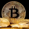 (Tư liệu) Đồng tiền điện tử bitcoin. (Ảnh: Getty Images/TTXVN)