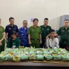 Hai đối tượng vận chuyển ma túy bị bắt giữ. (Ảnh: TTXVN phát)