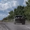 Binh sỹ Ukraine đi xe quân sự chở tù binh chiến tranh Nga, gần biên giới Nga ở vùng Sumy, Ukraine. (Nguồn: Reuters)