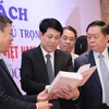Ông Lương Cường, Ủy viên Bộ Chính trị, Thường trực Ban Bí thư và ông Nguyễn Trọng Nghĩa, Ủy viên Bộ Chính trị, Bí thư Trung ương Đảng, Trưởng Ban Tuyên giáo Trung ương tham quan khu trưng bày sách. (Ảnh: Phương Hoa/TTXVN)