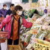 Khách hàng mua sắm tại một siêu thị ở Tokyo, Nhật Bản. (Ảnh: Kyodo/TTXVN)