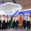 Các đại biểu tham quan gian trưng bày của TTXVN tại Hội Báo toàn quốc 2024. (Ảnh: Thu Hương/TTXVN)
