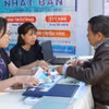 Các doanh nghiệp tư vấn, giới thiệu việc làm cho người lao động. (Ảnh: Hoài Nam/TTXVN)
