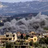 Khói bốc lên từ làng Majdal Zoun ở miền Nam Liban sau cuộc tấn công của Israel ngày 9/3/2024. (Ảnh: AFP/TTXVN)