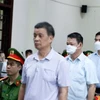 Các bị cáo: Nguyễn Mạnh Thừa (trái), cựu giám đốc Công ty Lilama; Nguyễn Văn Vịnh (thứ 2 từ trái qua) - cựu Bí thư Tỉnh ủy Lào Cai; Bị cáo Doãn Văn Hưởng (thứ 3 từ trái qua) - cựu Chủ tịch Ủy ban Nhân dân tỉnh Lào Cai tại phiên tòa. (Ảnh: Quốc Khánh/TTXVN)