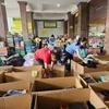 Người dân Lâm Đồng phân loại, đóng gói hàng cứu trợ cho đồng bào vùng lũ ở các tỉnh phía Bắc. (Ảnh: TTXVN phát)