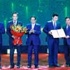 Thủ tướng Phạm Minh Chính và Bộ trưởng Bộ Kế hoạch và Đầu tư Nguyễn Chí Dũng trao Quyết định phê duyệt Quy hoạch cho lãnh đạo tỉnh Hưng Yên. (Ảnh: Dương Giang/TTXVN)