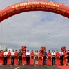Phó Chủ tịch nước Võ Thị Ánh Xuân cùng lãnh đạo Bộ Giao thông Vận tải, thành phố Cần Thơ và tỉnh An Giang cắt băng khánh thành tuyến tránh thành phố Long Xuyên. (Ảnh: Thanh Sang/TTXVN)