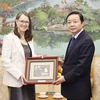 Phó Thủ tướng Trần Hồng Hà tặng quà lưu niệm cho Đại sứ về biến đổi khí hậu của Canada Catherine Stewart. (Ảnh: Văn Điệp/TTXVN)