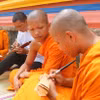 Người viết chữ trên lá buông, phải dùng một loại bút đặc biệt được làm bằng gỗ, vừa tay cầm, một đầu có mũi nhọn bằng kim loại gọi là Đek-cha để “khắc” chữ lên lá buông. Mỗi lá kinh sẽ viết được từ 4-5 dòng, mỗi dòng từ 15 đến 20 chữ. (Ảnh: Công Mạo/TTXVN)