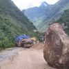Hiện trường vụ sạt lở, đá rơi khiến người lái máy xúc tử vong ở Lai Châu. (Ảnh: TTXVN phát)